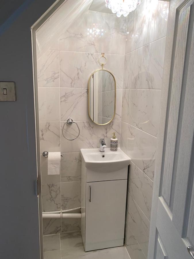 Entire 4 Bedroom House - Ev Point & Free Parking Ливерпуль Экстерьер фото