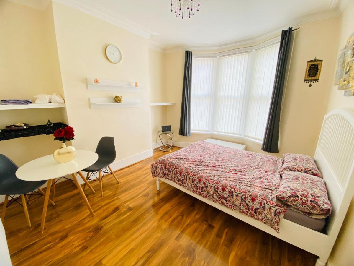 Entire 4 Bedroom House - Ev Point & Free Parking Ливерпуль Экстерьер фото