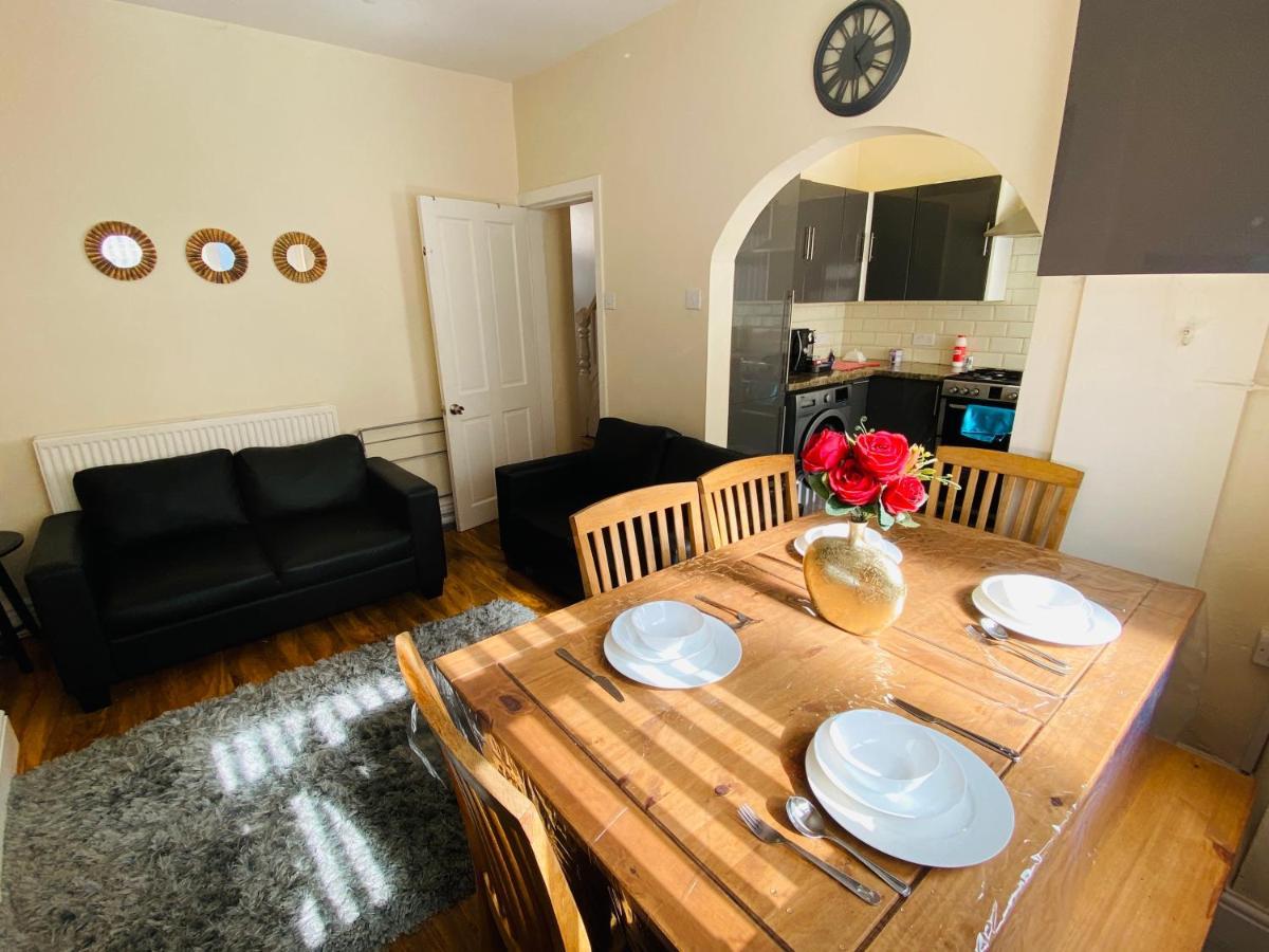 Entire 4 Bedroom House - Ev Point & Free Parking Ливерпуль Экстерьер фото